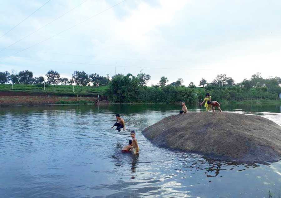  Trẻ vui chơi ở khu vực ao hồ thường tiềm ẩn nguy cơ tai nạn đuối nước. Ảnh: N.N