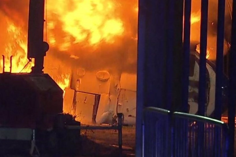 Chiếc trực thăng rơi tạo nên quả cầu lửa khổng lồ.