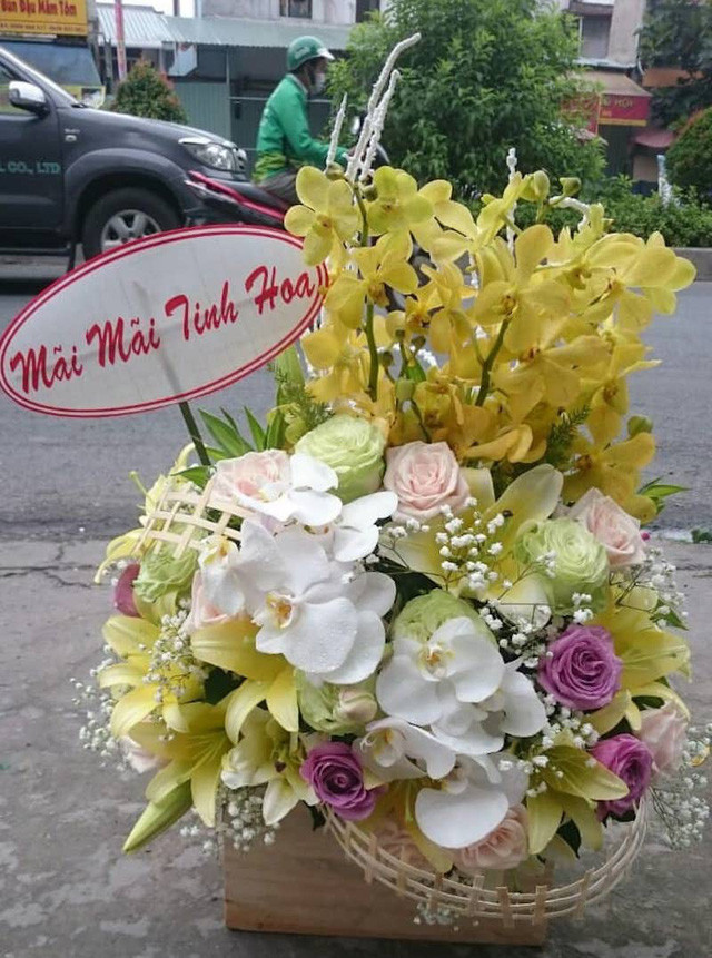 Hoa tươi kèm theo lời chúc "hot trend" mới đang được các bạn trẻ "sáng tạo" để chúc nhau Hoa tươi kèm theo lời chúc