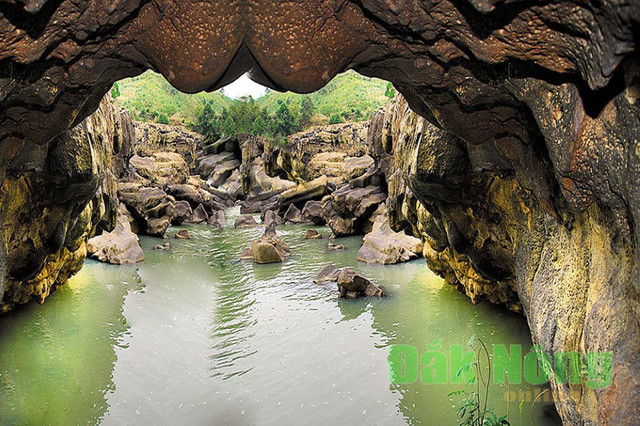 Hang động núi lửa Krông Nô tại vị trí cụm thác Gia Long - Đ'ray Sáp. Ảnh: Báo Đắk Nông