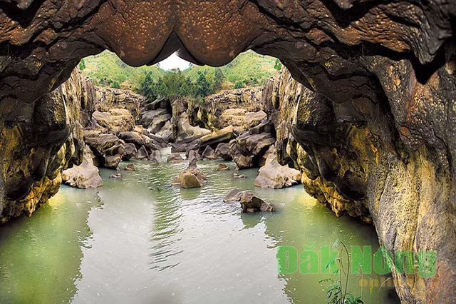 Hang động núi lửa Krông Nô tại vị trí cụm thác Gia Long - Đ'ray Sáp. Ảnh: Báo Đắk Nông