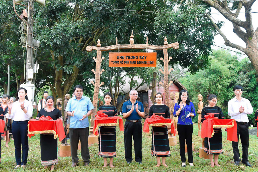 Cắt bắng khánh thành khu trưng bày tượng gỗ. Ảnh: Đức Thụy