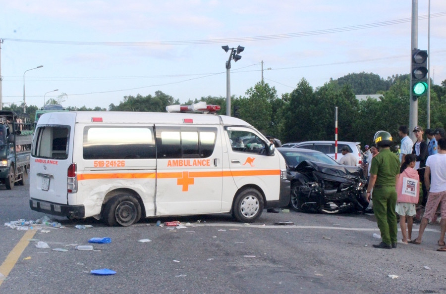 Vụ TNGT nghiêm trọng khiến 5 người bị thương nặng. Ảnh VGP/Lưu Hương
