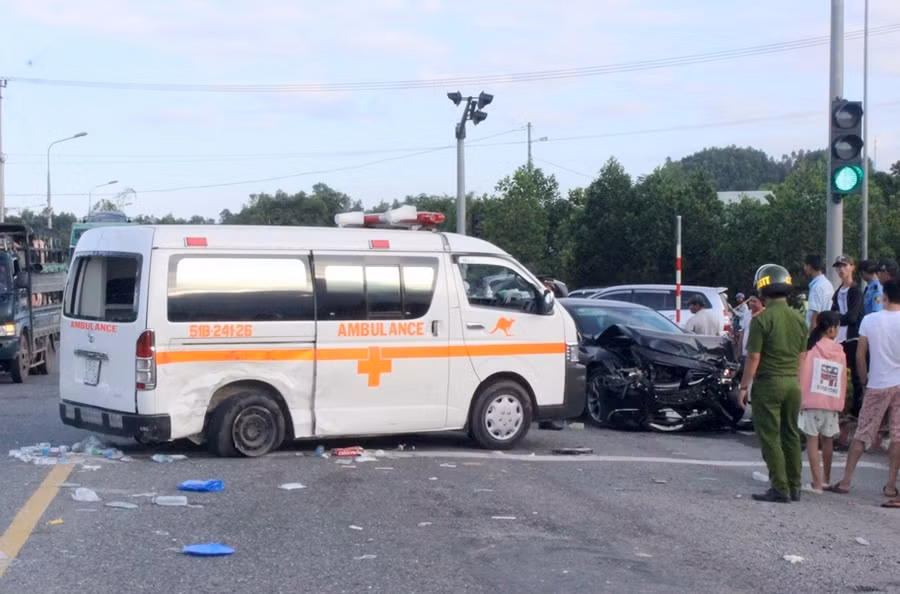 Vụ TNGT nghiêm trọng khiến 5 người bị thương nặng. Ảnh VGP/Lưu Hương