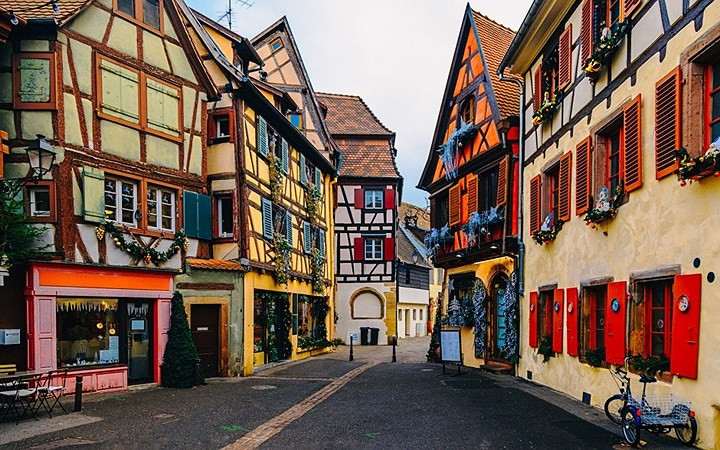Một con đường tại thị trấn cổ Colmar của Pháp gần biên giới với Đức. Colmar là một trong những thị trấn quyến rũ nhất tại châu Âu. Những con đường yên bình trong thị trấn, với kiến trúc dường như không bị tác động bởi thời gian.