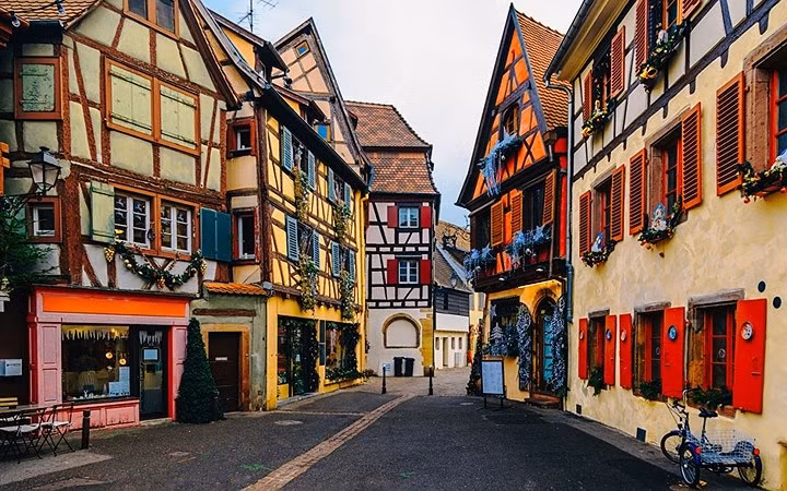 Một con đường tại thị trấn cổ Colmar của Pháp gần biên giới với Đức. Colmar là một trong những thị trấn quyến rũ nhất tại châu Âu. Những con đường yên bình trong thị trấn, với kiến trúc dường như không bị tác động bởi thời gian.