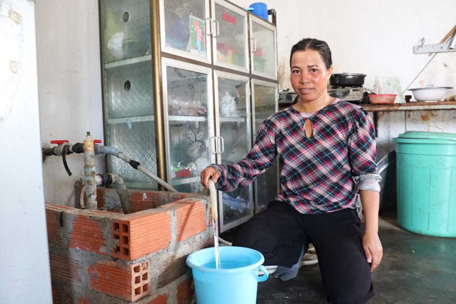  Nhờ được vay vốn ưu đãi, bà HBuát (Plei Tel B2, xã Ia Sol, huyện Phú Thiện) đã làm được giếng khoan để lấy nước sạch phục vụ cuộc sống gia đình. Ảnh: H.T