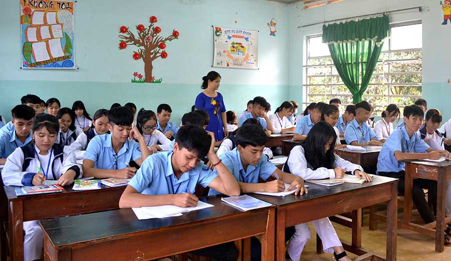 Mặc dù còn nhiều khó khăn nhưng thầy và trò Trường THPT Lê Hoàn vẫn cố gắng vươn lên dạy tốt-học tốt. Ảnh: L.H