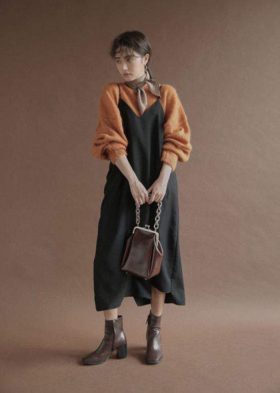 Đứng sau sắc vàng nổi bật là tông nâu - gam màu tạo cảm giác ấm áp và luôn được yêu thích khi gió mùa về.