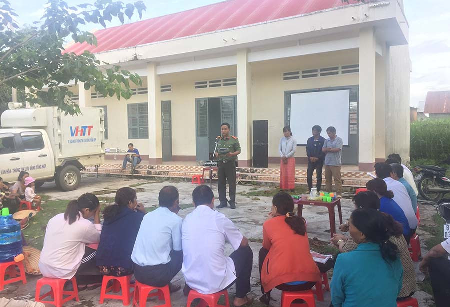 Các đối tượng có hành vi tái hoạt động “Tin lành đề ga bị kiểm điểm trước dân. Ảnh: Hoàng Hiền