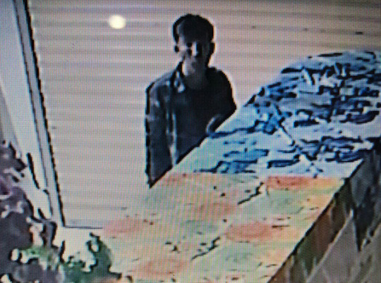 Nghi can trộm vàng bị camera của tiệm ghi lại