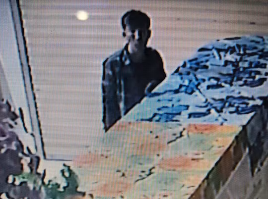 Nghi can trộm vàng bị camera của tiệm ghi lại