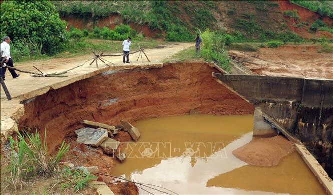 Khu vực cống xả đáy và cống tràn hồ nước khu vực Cửa khẩu bị nước xói tạo thành hố lớn.
