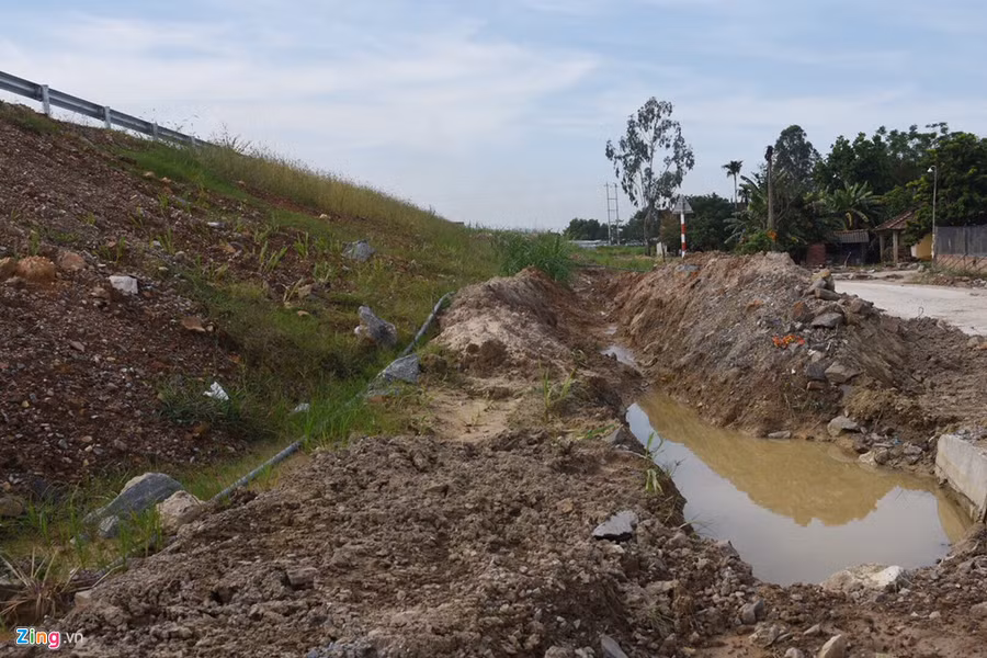 Lớp đất phong hóa tràn lan ở gói thầu A3 tuyến cao tốc đoạn qua xã Bình Trung, huyện Bình Sơn (Quảng Ngãi). Ảnh: Minh Hoàng.