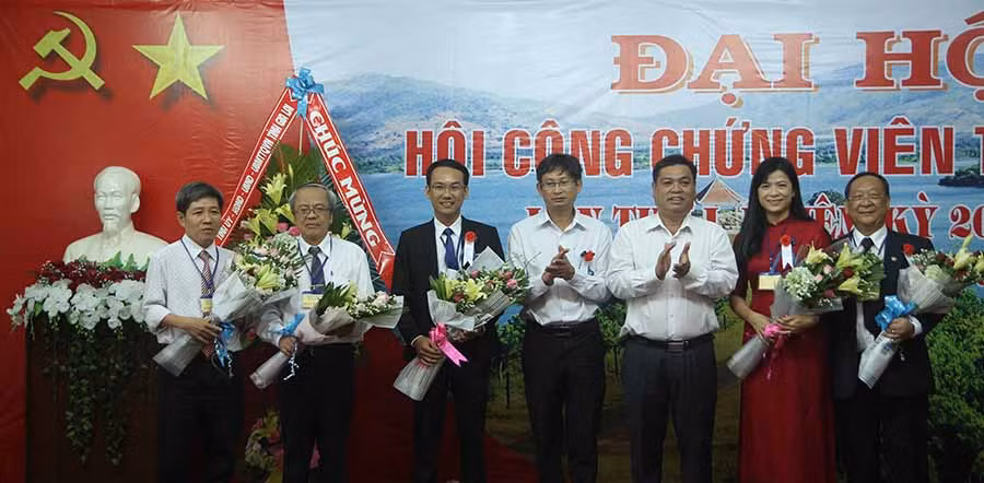 Ban Chấp hành của Hội Công chứng viên tỉnh ra mắt. Ảnh: Văn Ngọc