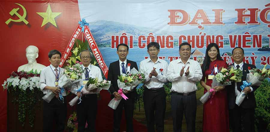 Ban Chấp hành của Hội Công chứng viên tỉnh ra mắt. Ảnh: Văn Ngọc