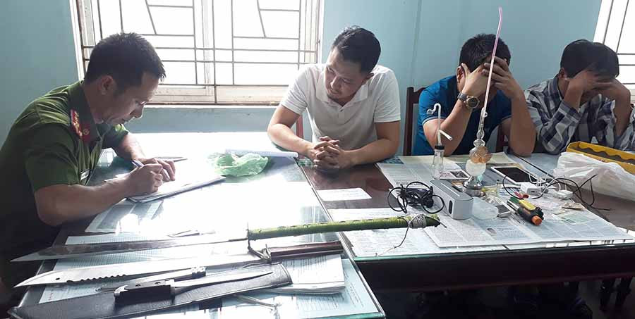 Nhóm đối tượng đang bị tạm giữ tại Cơ quan Công an. Ảnh: Văn Ngọc