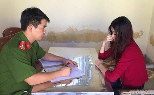 Nghi can Phương (áo đỏ) làm việc với cảnh sát. Ảnh: C.A