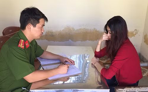 Nghi can Phương (áo đỏ) làm việc với cảnh sát. Ảnh: C.A Nghi can Phương (áo đỏ) làm việc với cảnh sát. Ảnh: C.A