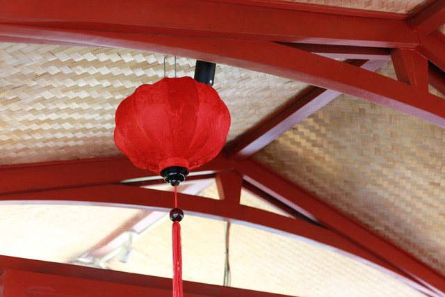 Bên trong con thuyền được trang trí bắt mắt, khoang khách sử dụng từ những vật liệu sẵn có trong tự nhiên