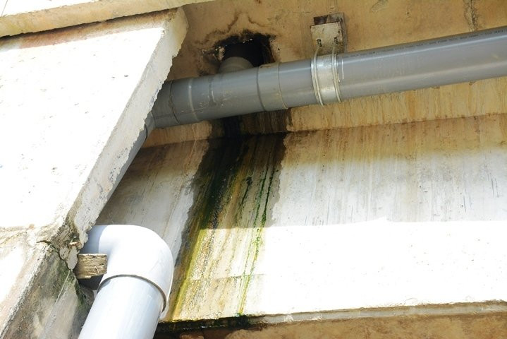  Phần rãnh giữa cầu nước chảy nhỏ giọt sau trận mưa