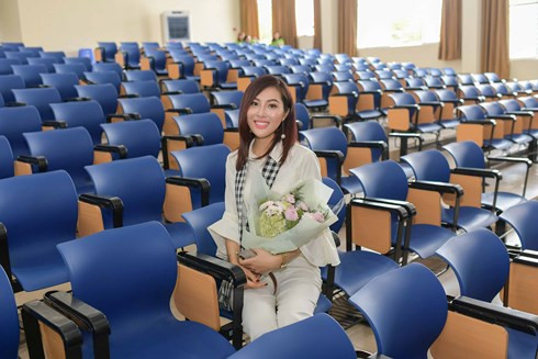 Hoa khôi Diệu Ngọc có lối ứng xử thông minh. Hoa khôi Diệu Ngọc có lối ứng xử thông minh.