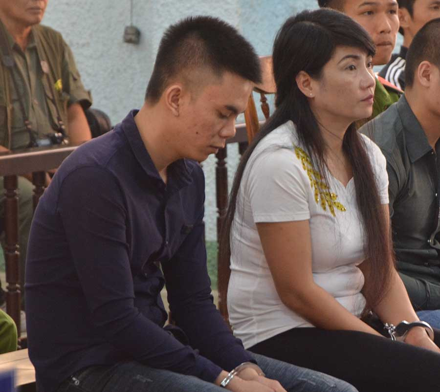  Bị cáo Huy và Chiên (từ trái qua) tại phiên tòa xét xử. Ảnh: Văn Ngọc