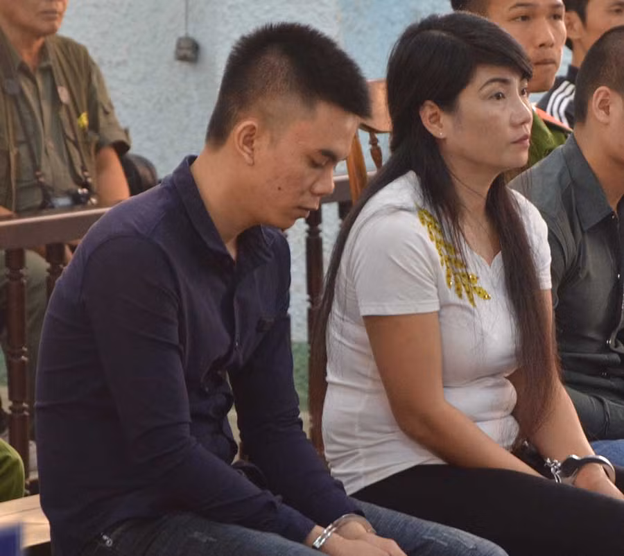  Bị cáo Huy và Chiên (từ trái qua) tại phiên tòa xét xử. Ảnh: Văn Ngọc