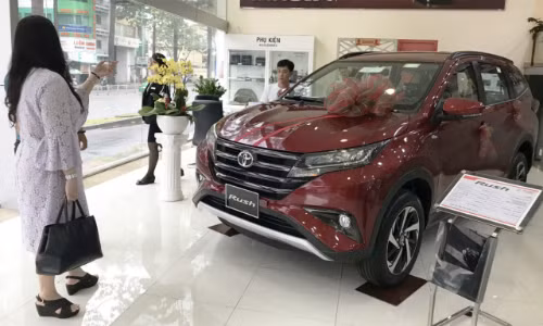 Khách hàng tham khảo xe Rush tại một đại lý Toyota ở TP HCM. Ảnh: Thành Nhạn.