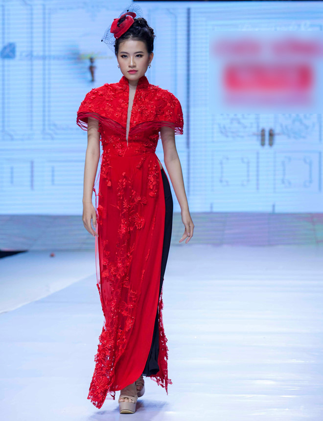  Tuy nhiên, điểm trừ của bộ sưu tập là không ít mẫu thiết kế được tạo phom quá kiểu cách, tham chi tiết đính kết, dẫn đến rườm rà, sến và kém tinh tế.