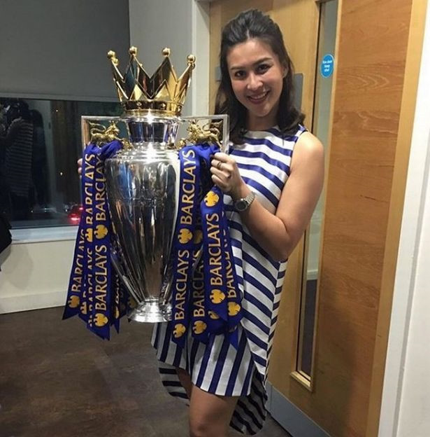 Suknamai chụp hình cùng danh hiệu Premier League mùa giải 2015/16 của CLB Leicester.