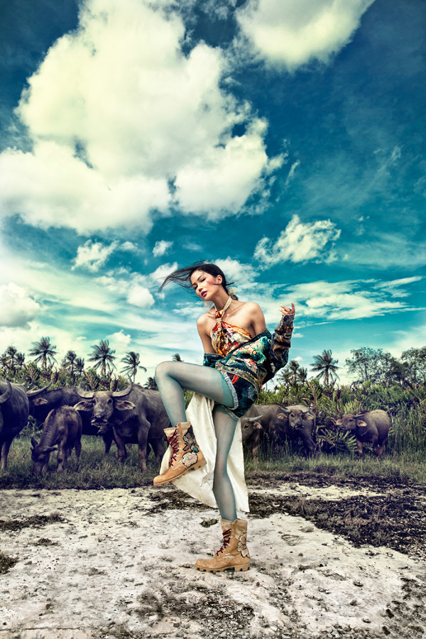 Trước không gian vùng quê thanh bình, cô thoả sức diễn xuất. Chiếc yếm quấn từ khăn được cô mix cùng quần ngắn, áo bomber trễ nải. Boots cá tính thêu hoạ tiết giúp cho set đồ càng thêm ấn tượng. Trước không gian vùng quê thanh bình, cô thoả sức diễn xuất. Chiếc yếm quấn từ khăn được cô mix cùng quần ngắn, áo bomber trễ nải. Boots cá tính thêu hoạ tiết giúp cho set đồ càng thêm ấn tượng.