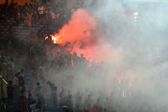 CĐV Việt Nam đốt pháo trên sân Campuchia tại vòng loại Asian Cup 2019. Ảnh: Nguyễn Đăng. CĐV Việt Nam đốt pháo trên sân Campuchia tại vòng loại Asian Cup 2019. Ảnh: Nguyễn Đăng.