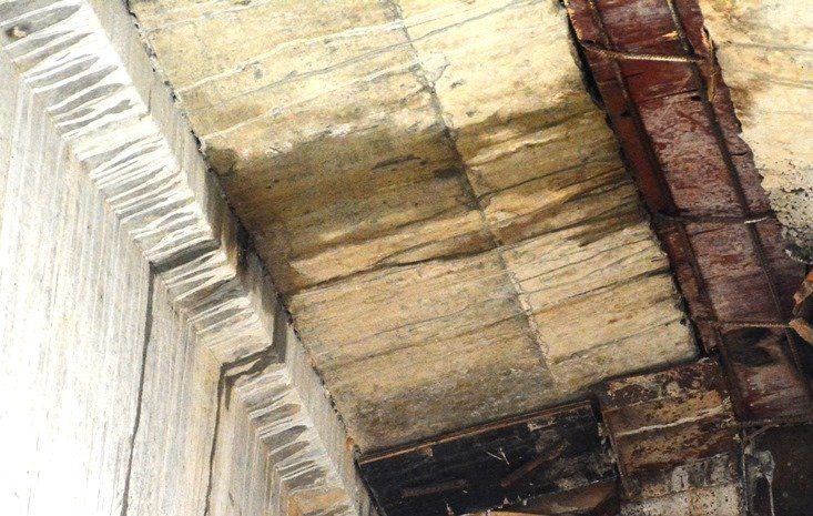  Phần rãnh giữa cầu nước chảy nhỏ giọt sau trận mưa