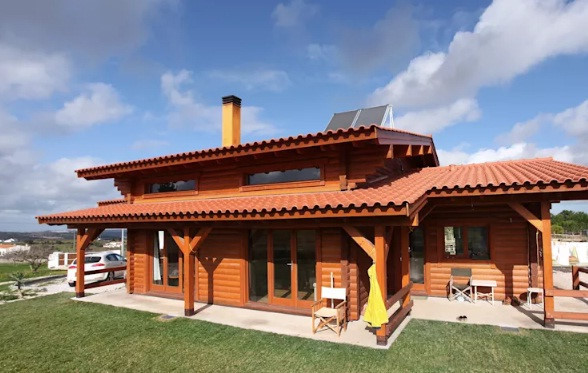  Nhà gỗ phong cách đồng quê với cách ốp tường độc đáo và các chi tiết cột, ống khói… 