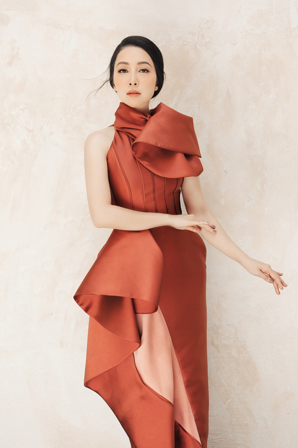 Ở bộ sưu tập dành cho mùa thu đông 2018, Phương My tiếp tục khẳng định thế mạnh trong việc dựng phom, tạo khối cho dòng sản phẩm thời trang cao cấp. Ở bộ sưu tập dành cho mùa thu đông 2018, Phương My tiếp tục khẳng định thế mạnh trong việc dựng phom, tạo khối cho dòng sản phẩm thời trang cao cấp.