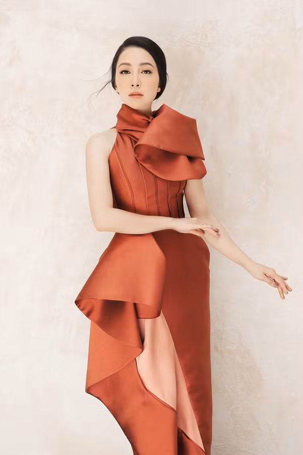 Ở bộ sưu tập dành cho mùa thu đông 2018, Phương My tiếp tục khẳng định thế mạnh trong việc dựng phom, tạo khối cho dòng sản phẩm thời trang cao cấp. Ở bộ sưu tập dành cho mùa thu đông 2018, Phương My tiếp tục khẳng định thế mạnh trong việc dựng phom, tạo khối cho dòng sản phẩm thời trang cao cấp.