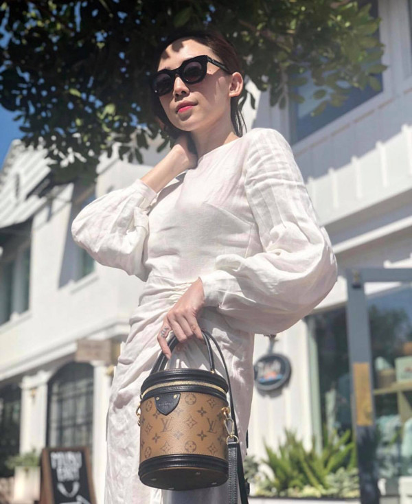 Ngoài các kiểu trang phục ôm sát đường cong, Tóc Tiên còn chọn thêm các mẫu váy cắt xẻ sexy, váy phom dáng rộng, đầm lụa mềm mại để tránh sự nhàm chán.