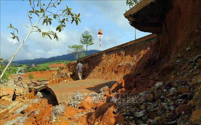 Gần 100m đường khu dân cư bị sạt lở nghiêm trọng. Ảnh: Quang Thái