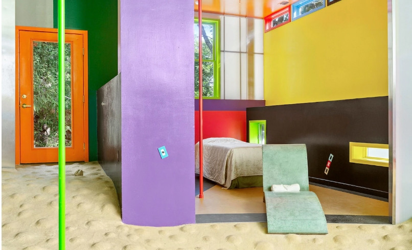 Phòng ngủ nhỏ và rất ít đồ. Giữa các phòng trong nhà không làm các cửa ra vào.