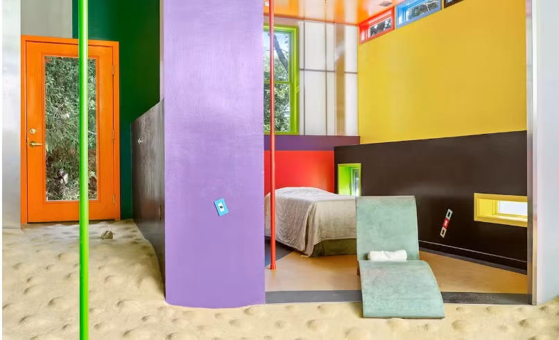 Phòng ngủ nhỏ và rất ít đồ. Giữa các phòng trong nhà không làm các cửa ra vào.