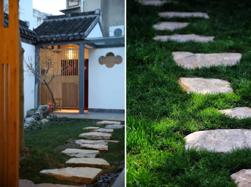 Lối dẫn vào nhà đi qua thảm cỏ xanh, lót đá. Lối dẫn vào nhà đi qua thảm cỏ xanh, lót đá.