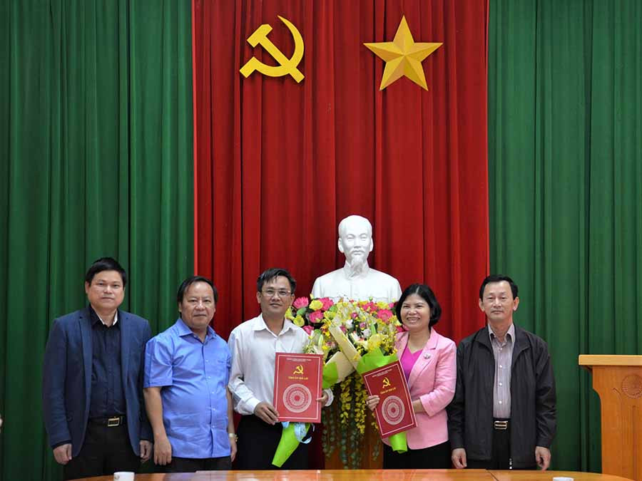  Ông Nguyễn Xuân Phước (áo trắng) được bổ nhiệm giữ chức Chánh Văn phòng Tỉnh ủy. Ảnh Phương Linh