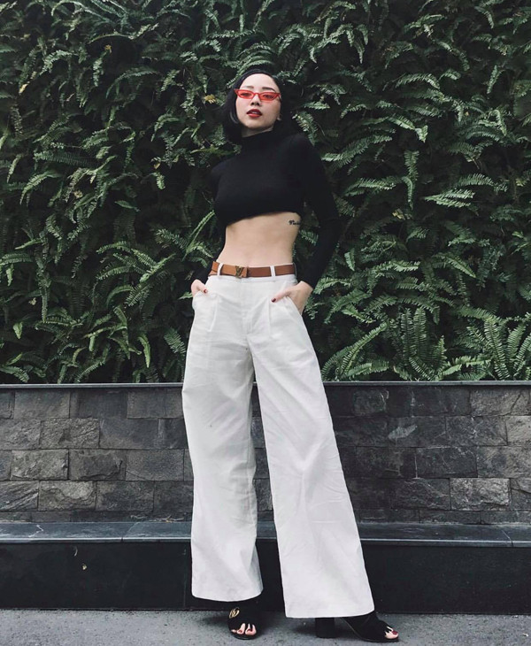 Nhờ 'dự cảm' tốt về dòng chảy xu hướng mới, Tóc Tiên thường là người mặc đầu tiên các mốt váy áo ăn khách. Đơn cử như kiểu áo hở eo khiến sao Việt mê đắm ở mùa thu 2018.