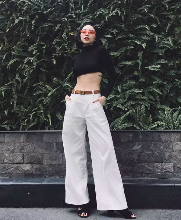 Nhờ 'dự cảm' tốt về dòng chảy xu hướng mới, Tóc Tiên thường là người mặc đầu tiên các mốt váy áo ăn khách. Đơn cử như kiểu áo hở eo khiến sao Việt mê đắm ở mùa thu 2018.