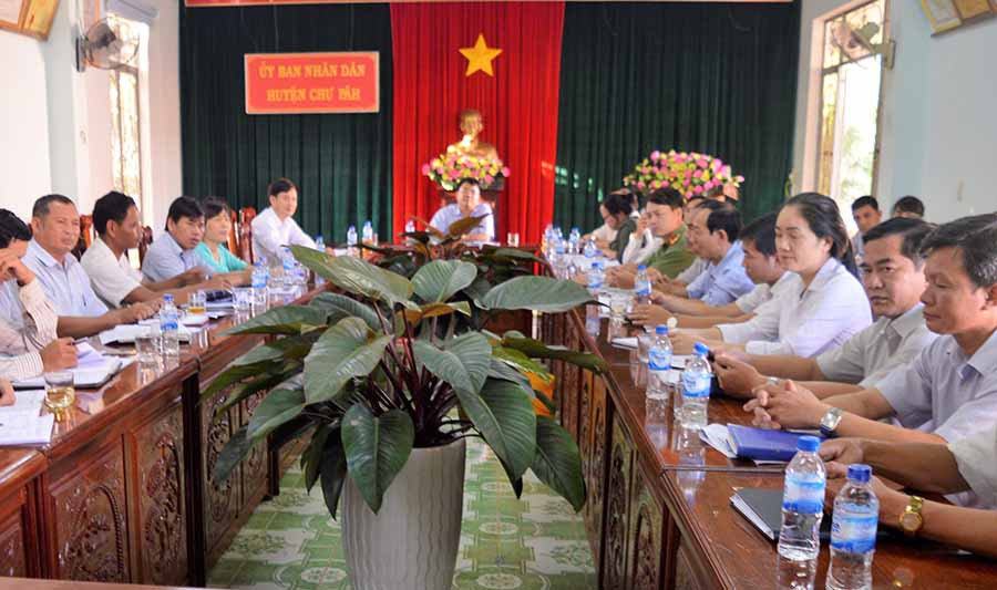 Quang cảnh cuộc họp Ban tổ chức lễ hội hoa dã quỳ-núi lửa Chư Đang Ya. Ảnh: Đinh Yến 