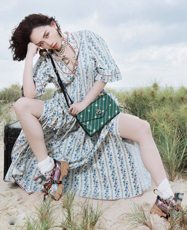  Khi không diện váy siêu ngắn, áo hở eo, Tóc Tiên vẫn gợi cảm như thường nhờ các thiết kế cắt xẻ ấn tượng.