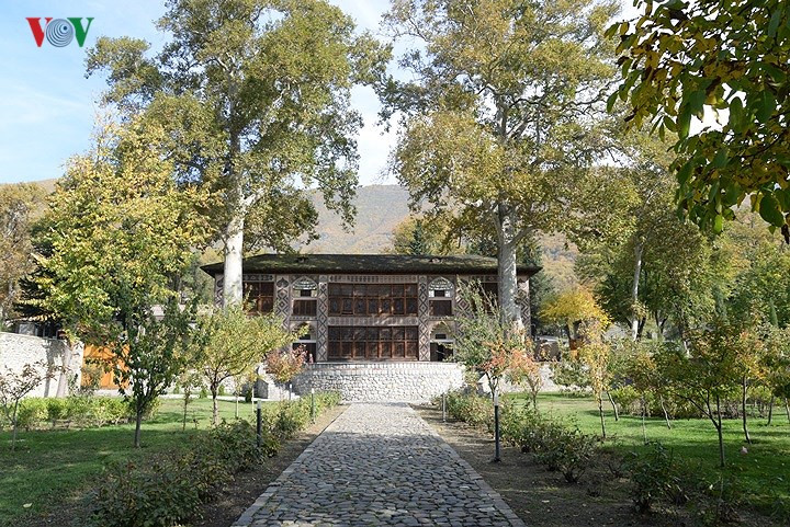 Cung điện của Sheki Khan nằm dưới các tán cây trên sườn dãy núi Đại Kavkaz ở thành cổ Sheki.
