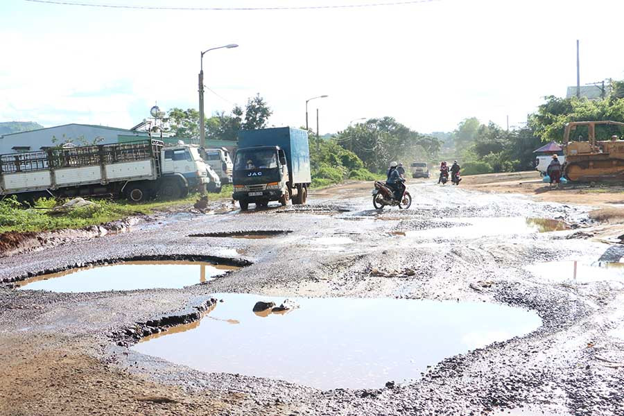  Nhiều vị trí trên tuyến đường này đã xuống cấp nghiêm trọng. Ảnh: Q.T