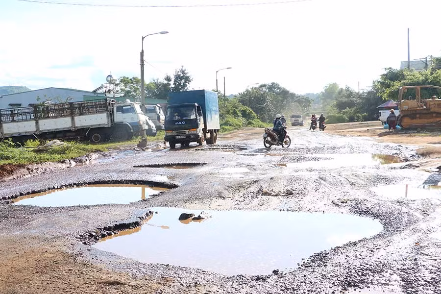  Nhiều vị trí trên tuyến đường này đã xuống cấp nghiêm trọng. Ảnh: Q.T